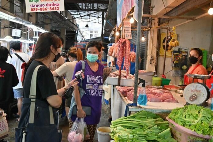 ประชาชนที่ไปจับจ่ายใช้สอยในตลาด
