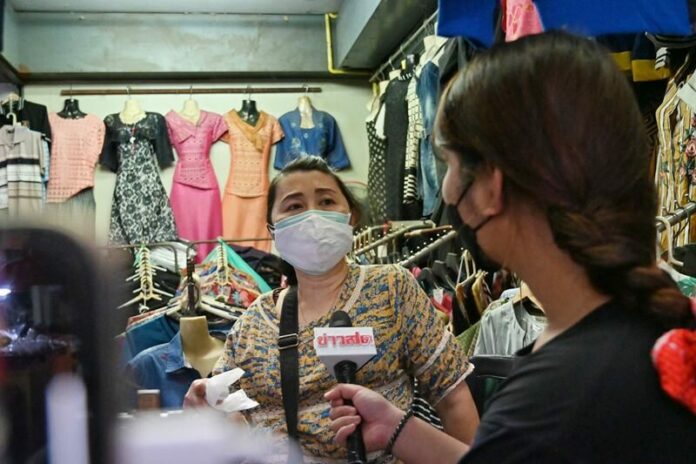 แม่ค้าเสื้อผ้าในตลาด
