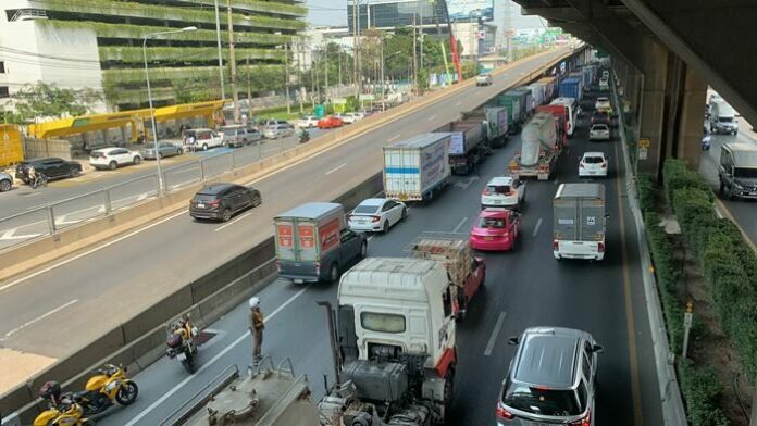 ปิดกระทรวงพลังงาน ภาคประชาชน โวยน้ำมันแพง จี้รัฐมนตรี ลาออก 
