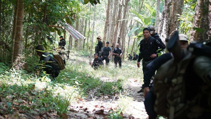 ตำรวจ นำกำลังบุกป่าเทือกเขาบรรทัดรอยต่อพัทลุง-สงขลา ล่าตัว 'ฉุย รักจันทร์' หลังเจอเบาะแส พบขนำกลางป่าลึก