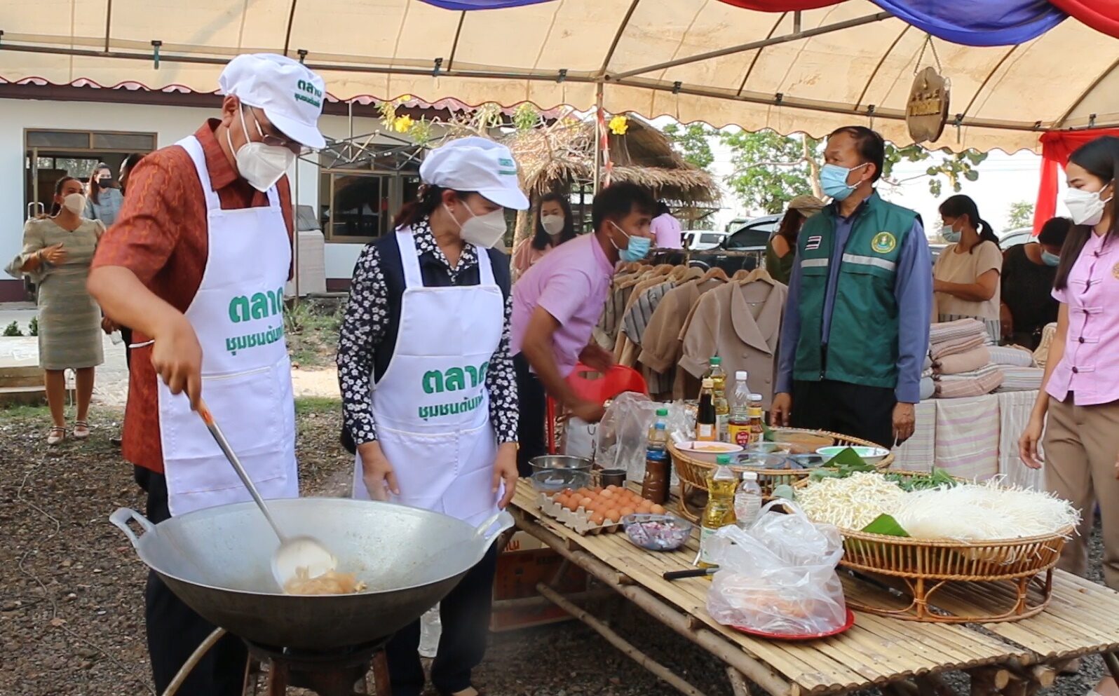 ตลาดนัดคนไทยยิ้มได้ ชม ชิม ช้อป ทีเด็ด 15 หมู่บ้าน 15 เมนู ราคาไม่แพง