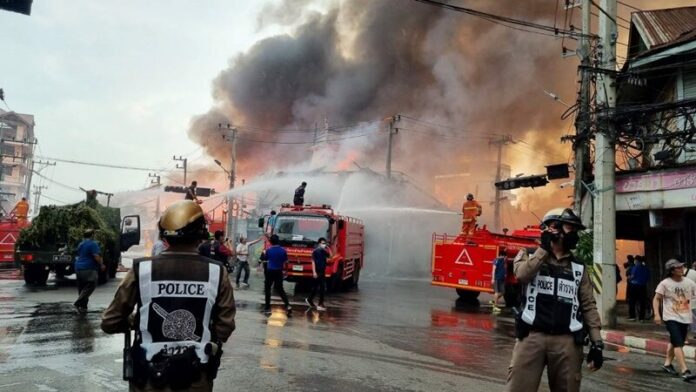 ไฟไหม้ปราจีนบุรี เผากลางเมืองวอด 30 หลัง เสียหายร้อยล้าน