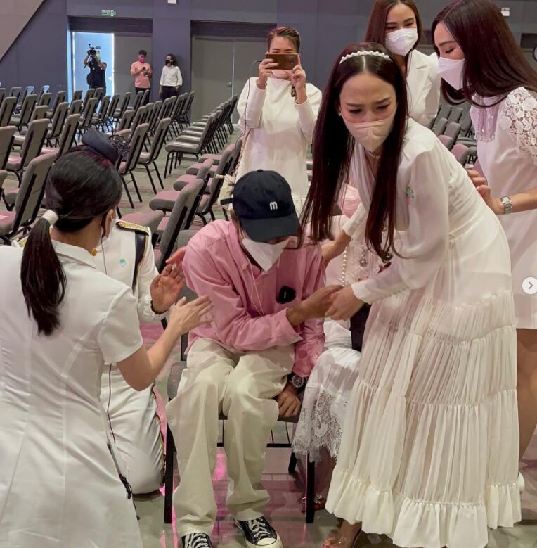 เผยเบื้องหลัง 'อั้ม' ชวน 'เบิร์ด' ถ่ายรูปสุดอ่อนน้อม ขอนั่งกับพื้นแทนเก้าอี้  - ข่าวสด