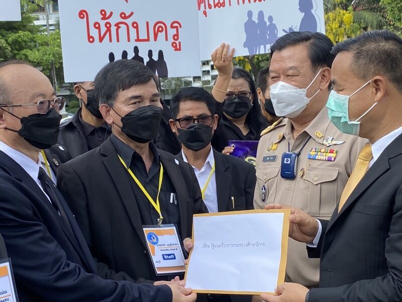 ครูแต่งดำบุก กระทรวงศึกษาธิการ ร้อง 'ตรีนุช' ทบทวนสิทธิ ว13 หลังยื้อนาน 6 ปี จี้ ก.ค.ศ. ชะลอประกาศผล เยียวยา