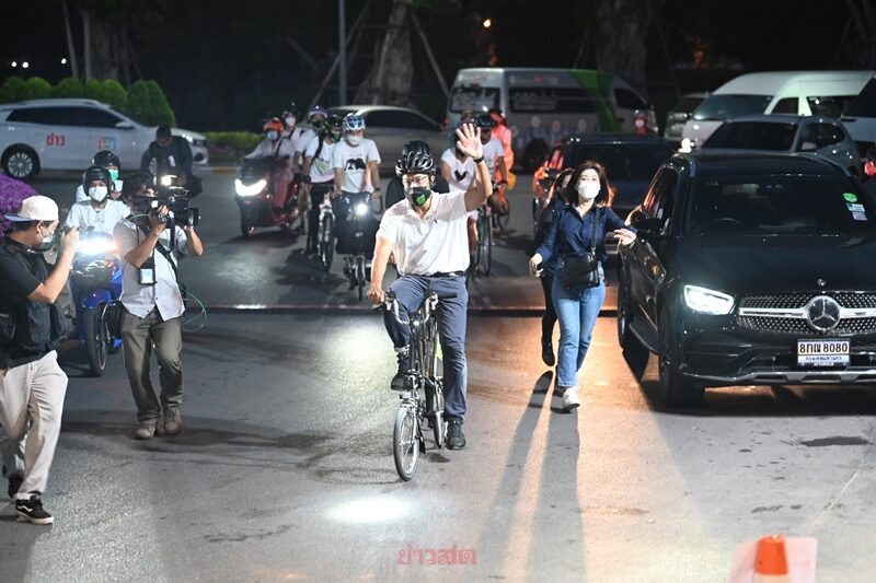 ชัชชาติ สิทธิพันธุ์ ผู้สมัคร ผู้ว่าฯกทม. ปั่นจักรยาน เพื่อยื่นสมัครรับเลือกตั้งวันแรก โบกมือทักทาย