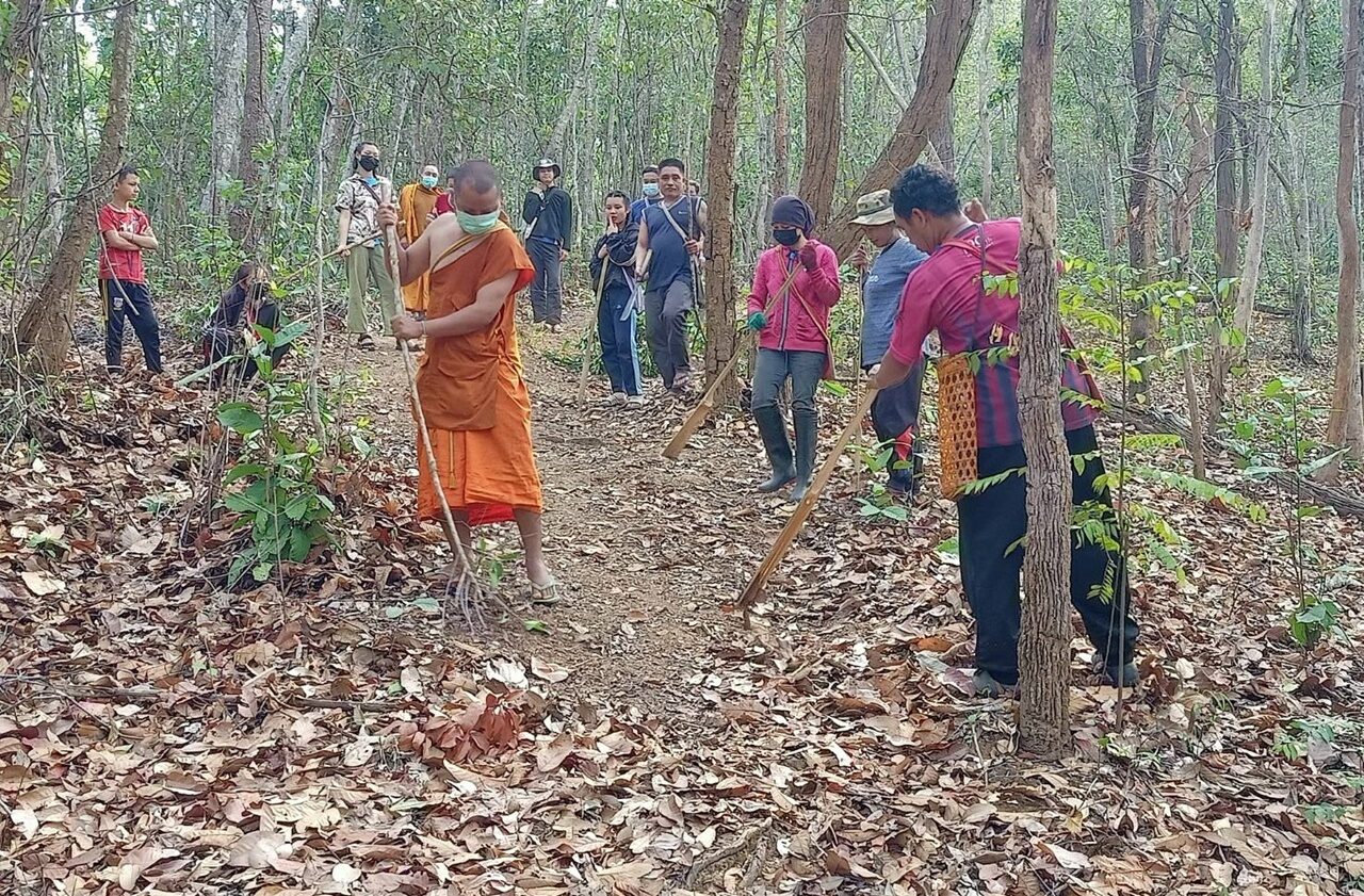 พระสงฆ์ นำชาวบ้านกิ่วไม้ซาง ทำแนวกันไฟป่า ป้องกันไฟลามเขตป่าใหญ่