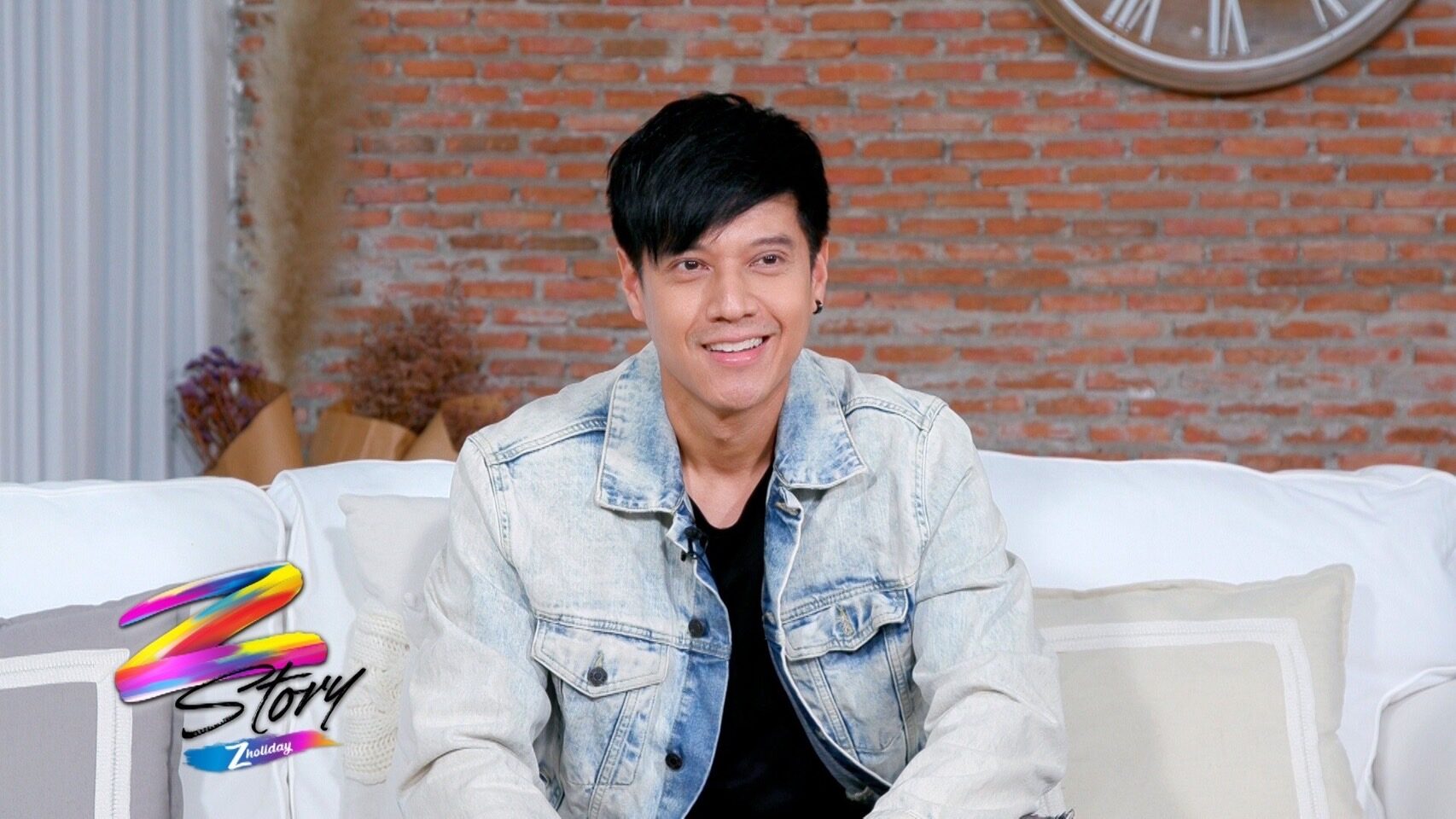 ละคร คุณแม่แก้ขัด 2568 บนความวุ่นวายของชีวิต "อรุณรดา" นักเขียนนิยายที่เพิ่งโดนหักอก ดันตื่นขึ้นมาบนเตียงเดียวกับ "ปาฏิหาริย์" คุณหมอสุดหล่อทายาทโรงพยาบาลดัง จากเรื่องชุลมุนสู่ข้อเสนอสุดประหลาด เมื่อเธอต้องมารับบท "คุณแม่แก้ขัด" ให้กับ น้องมิค ลูกชายของเขา เรื่องราวความรักชุลมุน ฮา ปนซับซ้อน และปริศนาที่ซ่อนอยู่จึงเริ่มต้นขึ้น 22 %E0%B9%81%E0%B8%AD%E0%B8%A1 3