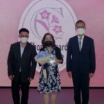 ประพันธ์สาส์น มอบรางวัล ชมนาดฯ ให้ อัญชลี นักเขียนซีไรต์ ปี33
