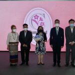 ประพันธ์สาส์น มอบรางวัล ชมนาดฯ ให้ อัญชลี นักเขียนซีไรต์ ปี33
