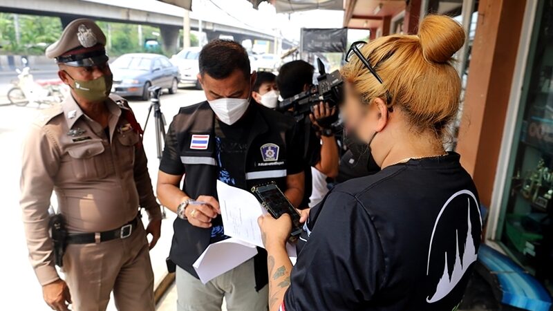 สาวช่างสัก ผวาหนัก ถูกผัวขี้หึงซ้อมต่อหน้าลูกชาย หวั่น ย้อนกลับมาทำร้ายอีก วอนตำรวจเร่งจับกุม