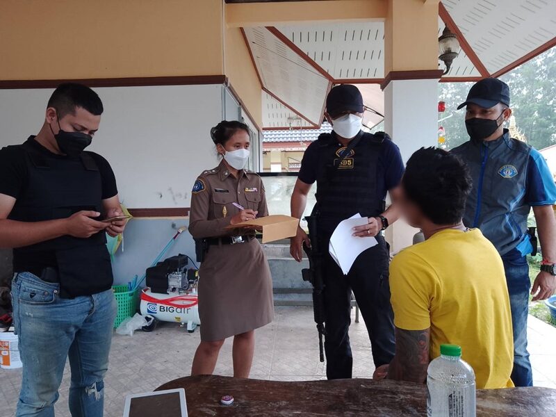 กองปราบ บุกจับ มือปืนเมืองคอน "น้อย บางขัน" แทงคู่อริปางตาย ชำระแค้นให้เพื่อน หลบหนีคดีมานานกว่า 16 ปี