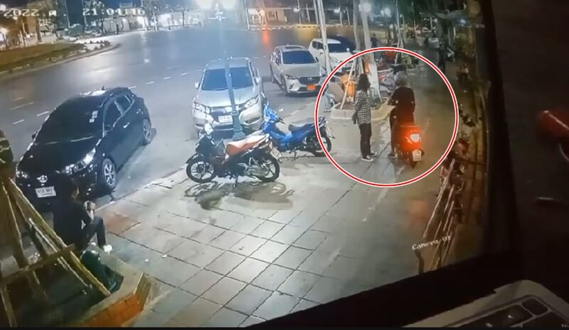 'ยา ณัฐพล' ช่างภาพอิสระ ถูกชายนิรนาม 3 คน รุมทำร้าย หน้าแมค อนุสาวรีย์ประชาธิปไตย