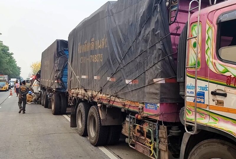 สลด รถบรรทุก 6 ล้อ หลับใน พุ่งเสยท้ายรถบรรทุกพ่วงเต็มแรง รถพังยับ คนขับ-ผู้โดยสารเสียชีวิตคาที่ 2 ศพ