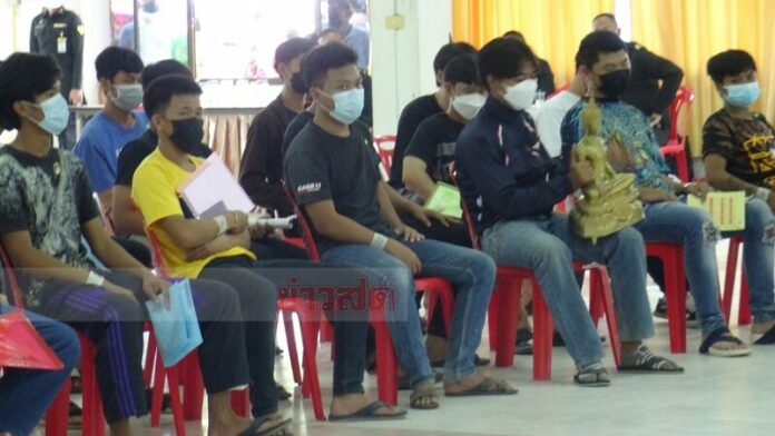 หนุ่มอุ้มพระ