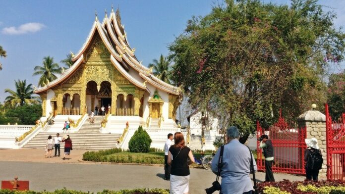 ลาวจ่อเปิดประเทศ