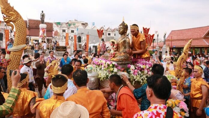 สรงน้ำพระ
