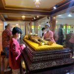 วัดไผ่เหลือง เปลี่ยนจีวร 'หลวงพ่อสิงห์' พบสังขารเหลืองทองทั่วร่าง