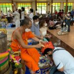 วัดไผ่เหลือง เปลี่ยนจีวร 'หลวงพ่อสิงห์' พบสังขารเหลืองทองทั่วร่าง