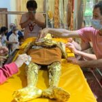 วัดไผ่เหลือง เปลี่ยนจีวร 'หลวงพ่อสิงห์' พบสังขารเหลืองทองทั่วร่าง