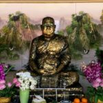 วัดไผ่เหลือง เปลี่ยนจีวร 'หลวงพ่อสิงห์' พบสังขารเหลืองทองทั่วร่าง