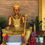 วัดไผ่เหลือง เปลี่ยนจีวร 'หลวงพ่อสิงห์' พบสังขารเหลืองทองทั่วร่าง