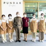 ผบ.ตร.-นายกสมาคมแม่บ้านตำรวจ เปิดร้านกาแฟ "ปันรักษ์ คาเฟ่"