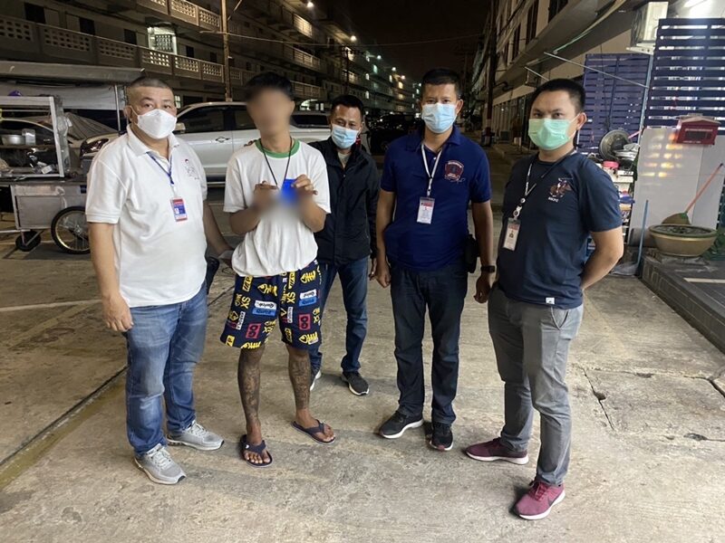 ตำรวจ สน.บางเขน นำกำลังบุกรวบหนุ่ม แก๊งยานรก หน้าร้านสะดวกซื้อ หลังติดต่อล่อซื้อ