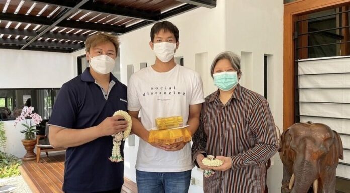 เพื่อน คณิน เดินสายไหว้ผู้ใหญ่