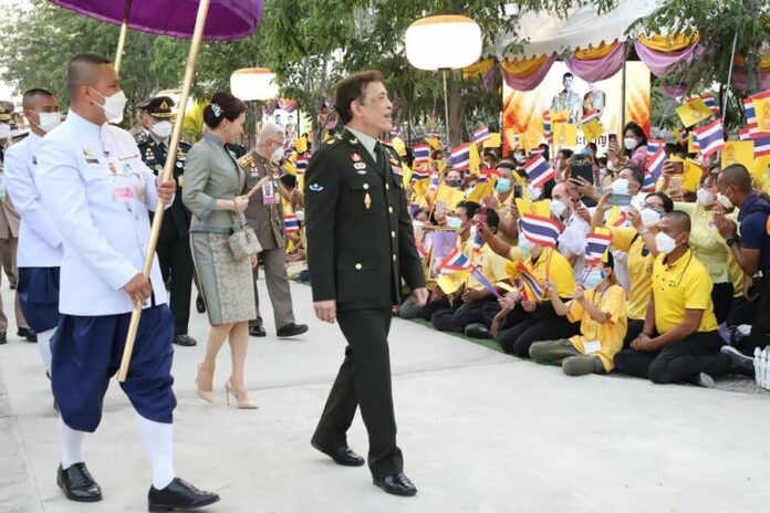 ในหลวง-เสด็จอ่างทอง