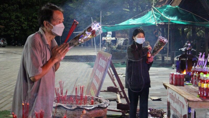 แห่ขอพร ท้าวเวสสุวรรณ วัดดังเมืองราชบุรี หนุ่มขอให้ช่วยปิดการขายไม้ด่าง เขย่าเซียมซีได้เลขเด็ดอีก