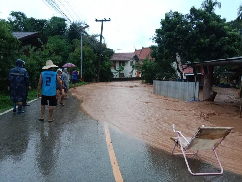 เปิดคลิปนาที ฝนถล่มหนัก น้ำป่าไหลหลาก ทะลักท่วมบ้านเรือนประชาชนในพื้นที่ อ.นาน้อย จ.น่าน