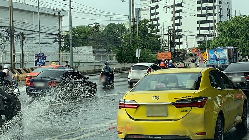 คนกรุง อ่วม ฝนถล่มหนักทั้งคืน จราจรเช้านี้อัมพาต ยังมีน้ำท่วมขังตามซอย บ่นฝนตก-น้ำท่วมกรุงเทพฯ เป็นปัญหาแก้ไม่ได้