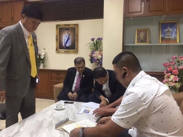 กองปราบ บุกรวบ หนุ่มแสบ อ้างเป็นทีมงาน บิ๊กป้อม-เสกสกล ตุ๋นฝากทำงานหน้าห้องรัฐมนตรี