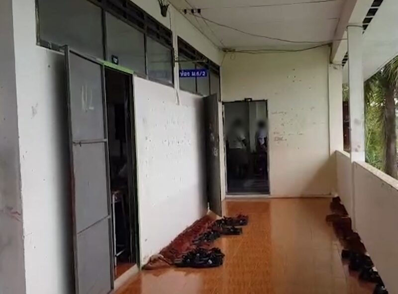 ตำรวจ สภ.นาหม่อม แจ้ง 2 ข้อหาหนัก นักเรียน ม.3 ดุ เขม่นหน้าอริ แล้วคาใจ เคารพธงชาติเสร็จ ชักมีดแทงหน้าห้องเรียน