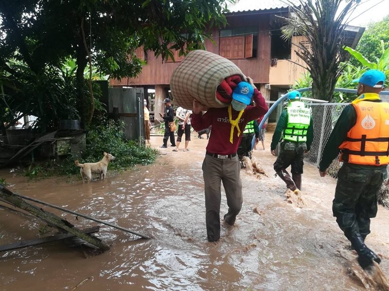 ตร. สั่งทุกหน่วย เร่งระดมให้การช่วยเหลือ ผู้ประสบภัยน้ำท่วม หลังฝนถล่มหนักหลายพื้นที่