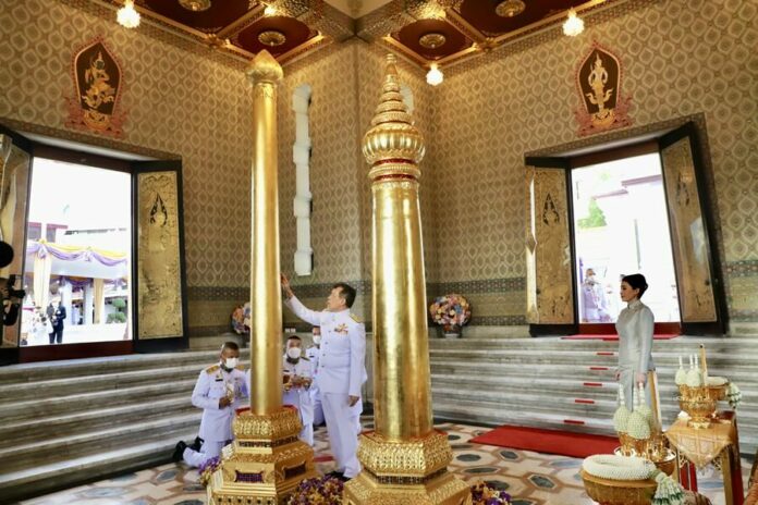ในหลวง พระราชินี เสด็จฯ บวงสรวงพระหลักเมือง กรุงรัตนโกสินทร์ครบ 240 ปี