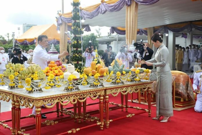 ในหลวง พระราชินี เสด็จฯ บวงสรวงพระหลักเมือง กรุงรัตนโกสินทร์ครบ 240 ปี