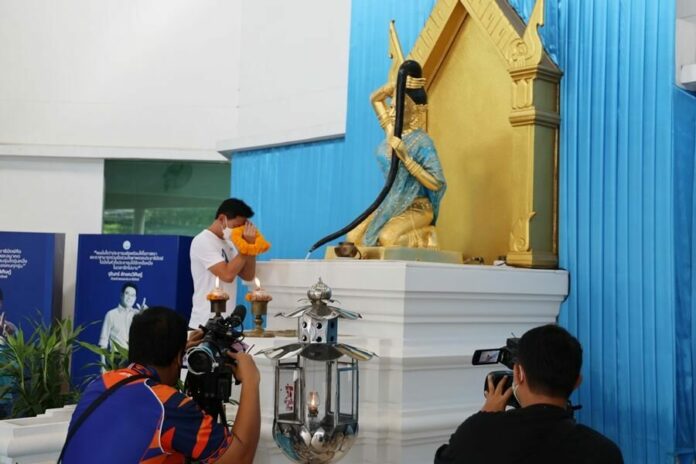 เอ้ สุชัชวีย์ ไหว้ ที่ ประชาธิปัตย์