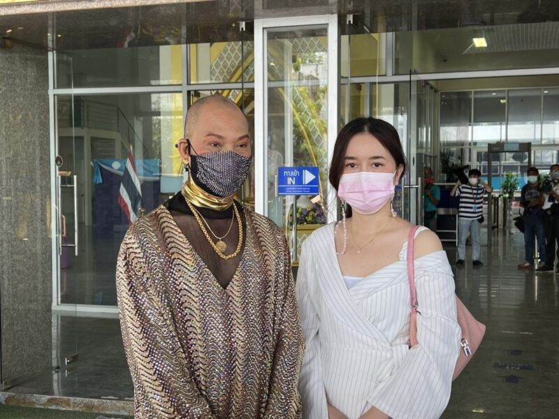 'อุ๊บ วิริยะ' ควง 'ทนายเฟิร์น' เดินทางเข้าให้ปากคำกองปราบ เป็นพยานคดี 'กาโตะ' แจ้งเอาผิด 'สีกาตอง'
