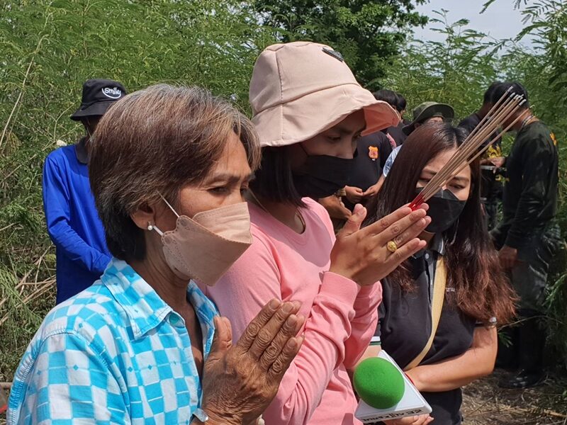ลูกสาวจุดธูป 16 ดอกขอสิ่งศักดิ์สิทธิ์เปิดทางหาชิ้นส่วน ป้านิด ถูกทหารอุ้มหาย หวังรวบรวมชิ้นส่วนแม่ให้ได้มากที่สุด
