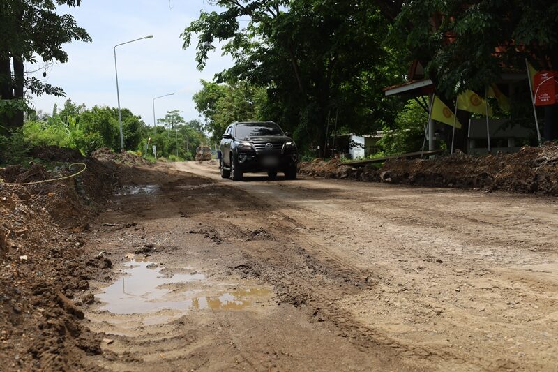 ชาวบ้านโวยถนน ในพื้นที่ อ.บางไทร จ.พระนครศรีอยุธยา เละเป็นโคลน สัญจรไปมาลำบาก