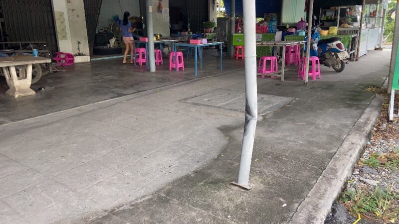 รถบรรทุกพ่วง ล้อหลุด กระเด็นใส่บ้าน-ร้านตามสั่ง จยย.พ่วงข้าง พังเสียหาย ด้าน ชายพิการทางตา เชื่อมีโชคใหญ่