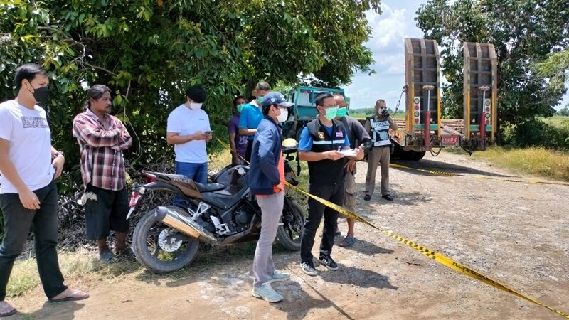 ชาวนา ผงะ พบศพชายปริศนา ถูกฆ่าห่อผ้า มาทิ้งกลางทุ่งในพื้นที่ จ.พระนครศรีอยุธยา ตำรวจ เร่งลงพื้นที่ตรวจสอบ