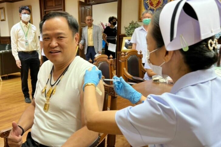 นายอนุทิน ชาญวีรกูล รองนายกรัฐมนตรีและรมว.สาธารณสุข ในวันที่ฉีดวัคซีนเข็ม 6 เป็นไฟเซอร์