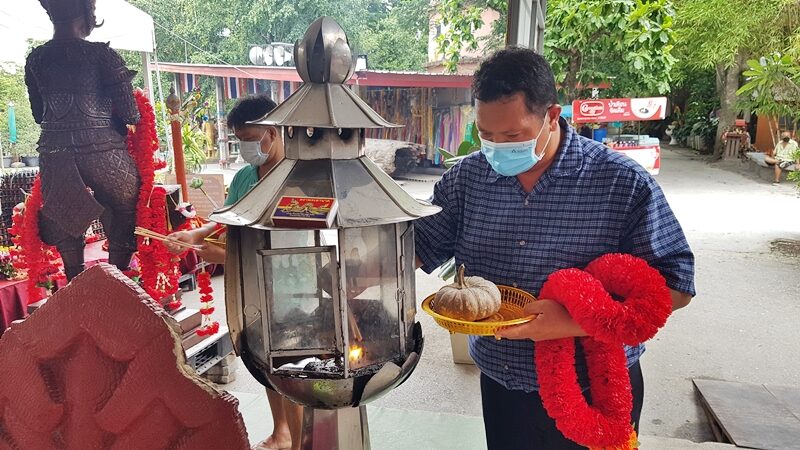 ครูดวงเฮง ถูกหวย 10 ใบรับเงินกว่า 40,000 บาท หอบพวงมาลัยกุหลาบแดงแก้บน ท้าวเวสสุวรรณ