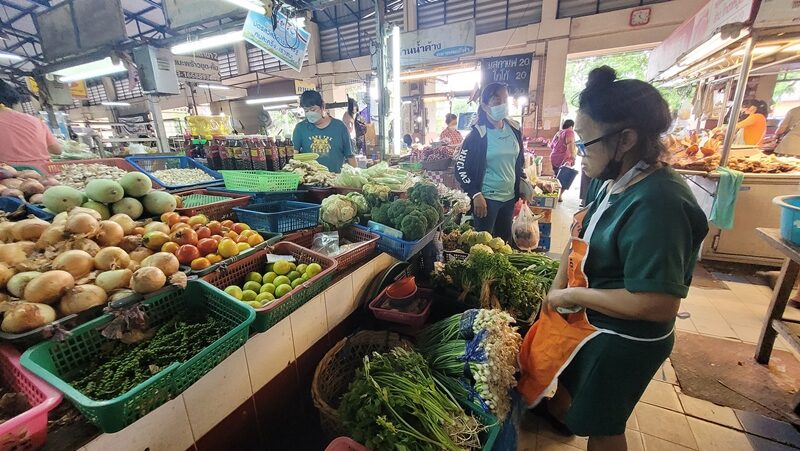 แม่ค้าผักในตลาดพื้นที่ จ.พิษณุโลก เผย ผักทุกชนิดแพงต่อเนื่อง ต้นหอม ขยับราคาเป็น 120 บาทต่อกิโลกรัม