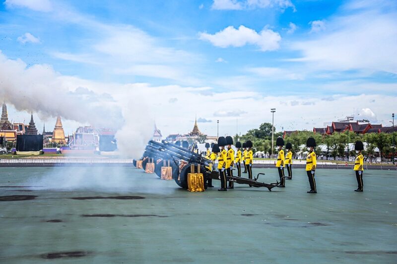 3 เหล่าทัพ ยิงสลุตหลวง 21 นัด เฉลิมพระเกียรติ สมเด็จพระนางเจ้าฯ พระบรมราชินี เนื่องในโอกาสมหามงคลเฉลิมพระชนมพรรษา 3 มิถุนายน 2565