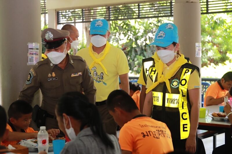 ตำรวจทางหลวงโคราช จับมือ จิตอาสา มีแล้วแบ่งปัน เลี้ยงอาหารเที่ยง ไก่เคเอฟซี ให้เด็กพิการทางสายตา