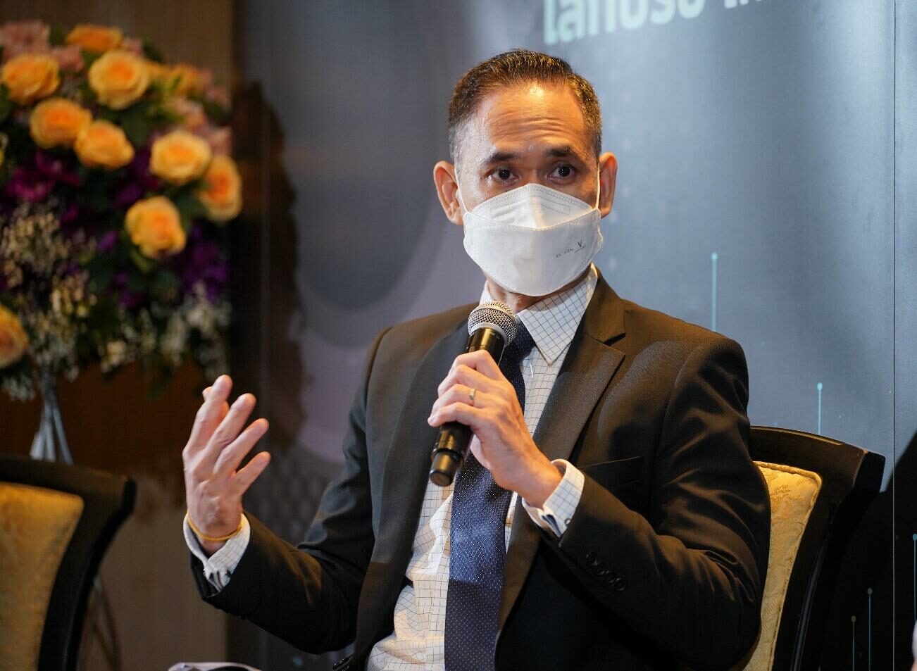 นายนพเดช กรรณสูต รองกรรมการผู้จัดการใหญ่อาวุโส สายงานการลงทุน นวัตกรรม และความยั่งยืน บมจ.บี.กริม เพาเวอร์