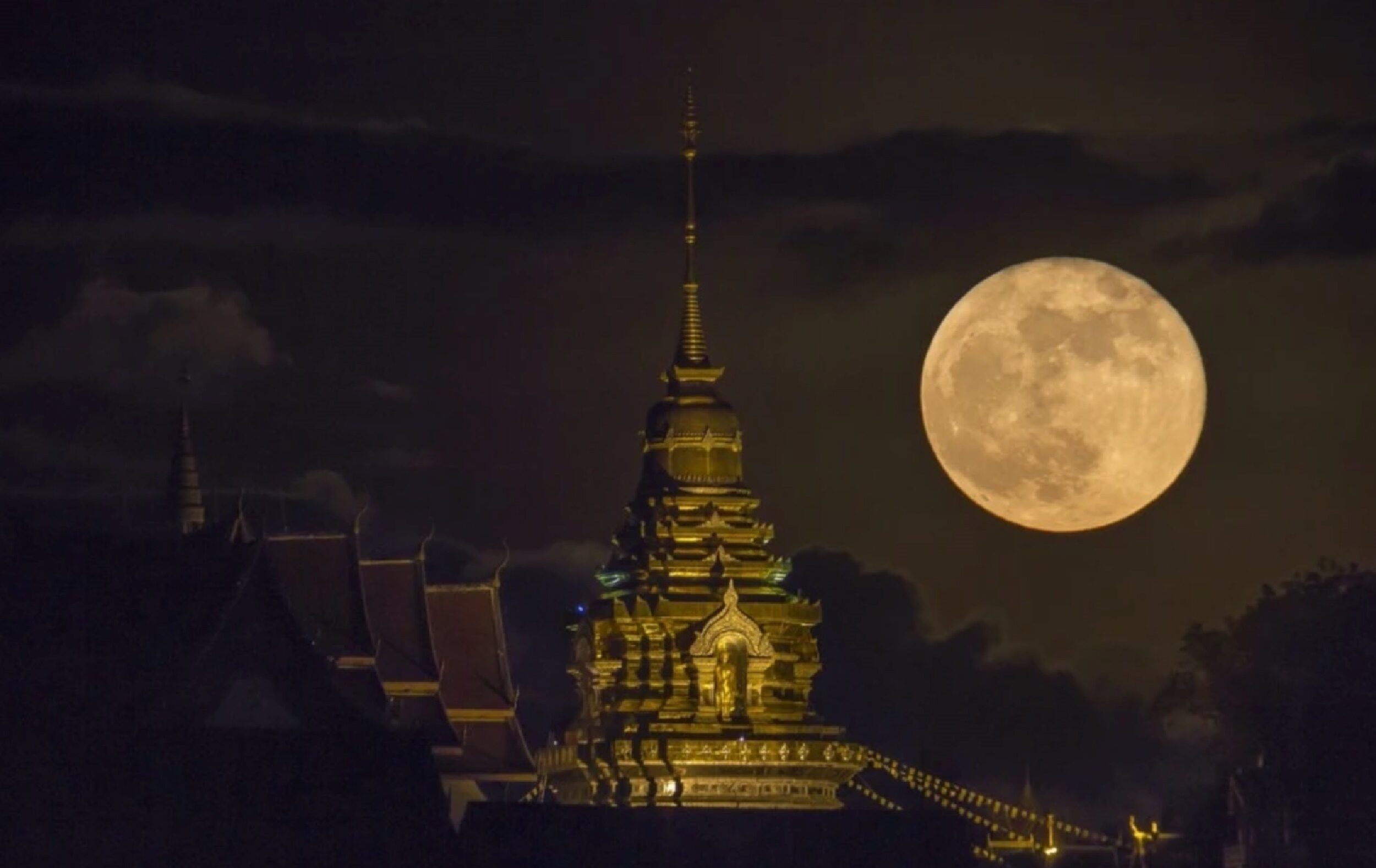 ชวนชม ซูเปอร์ฟูลมูน คืนวันอาสาฬหบูชา จันทร์เต็มดวง ใกล้โลกที่สุดในรอบปี